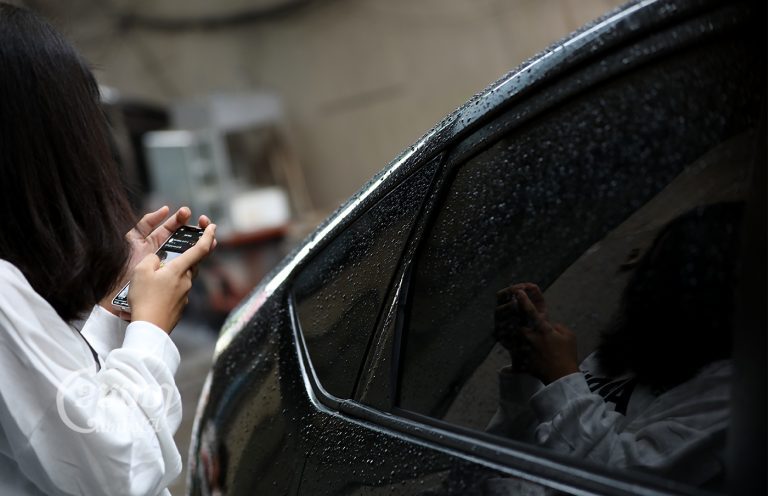 A girl looks at her smart phone in Phnom Penh, August 15, 2022. CamboJA/ Pring Samrang