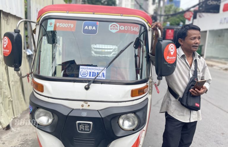 Tuk-tuk driver Chhum Dim waits for customers in Phnom Penh on October 13, 2022. CamboJA/Pring Samrang