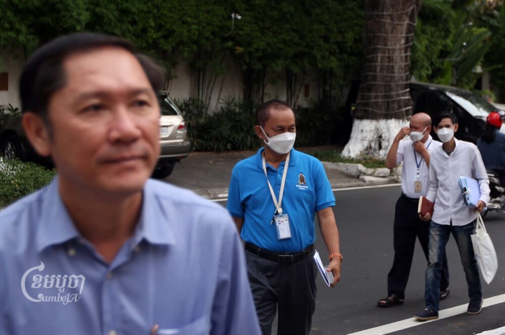 Adhoc staffers Ny Sokha (left) and Yi Soksan (center) arrive at the Supreme Court in Phnom Penh on November 4, 2022. CamboJA/Pring Samrang