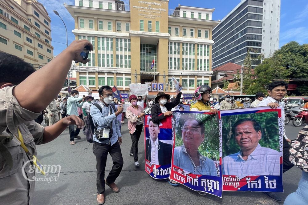 Dozens of civil society members and human rights activists submit a petition at the Phnom Penh Municipal Court calling for the release political activists, unionists, and other human rights defenders, December 30, 2022. CamboJA/Khuon Narim