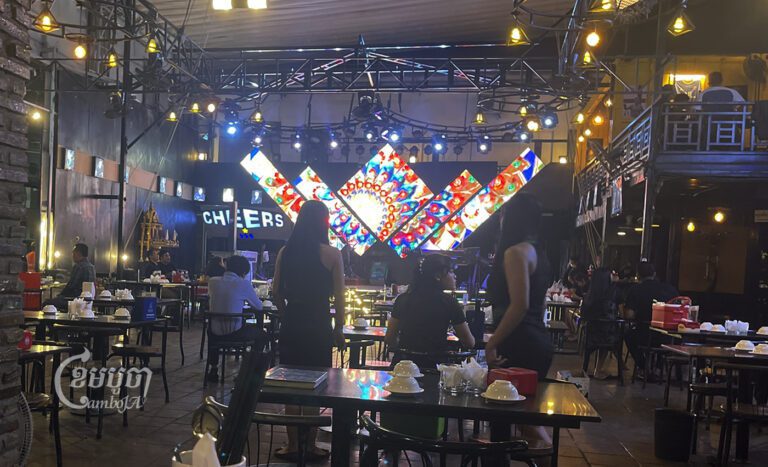 Informal workers at a beer garden in Phnom Penh on January 30, 2023. (CamboJA/Pring Samrang)