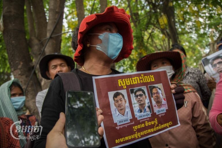 Farmers from five provinces came to Phnom Penh to submit a petition at Ministry of Interior on Friday to request the release of CCFC president Theng Savoeun and his two colleagues. (CamboJA/An Vicheth)