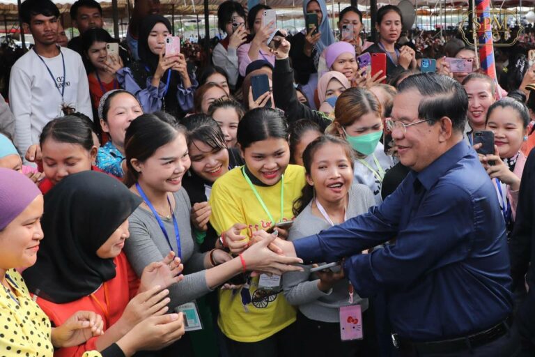 Garment workers greet Prime Minister Hun Sen during a meeting with him at Kampong Chhnang province, June 8, 2023. (Hun Sen’s Facebook)