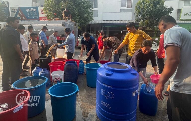 Prek Pnov and Kork Roka district authorities distribute water to villagers who have experienced a shortage for several days in Borey Piphup Thmey Chhouk Va 1 in Phlou Pa'em village, Kork Roka commune, Prek Pnov district, Phnom Penh, on March 26, 2023. (CamboJA/ Khy Sovuthy)