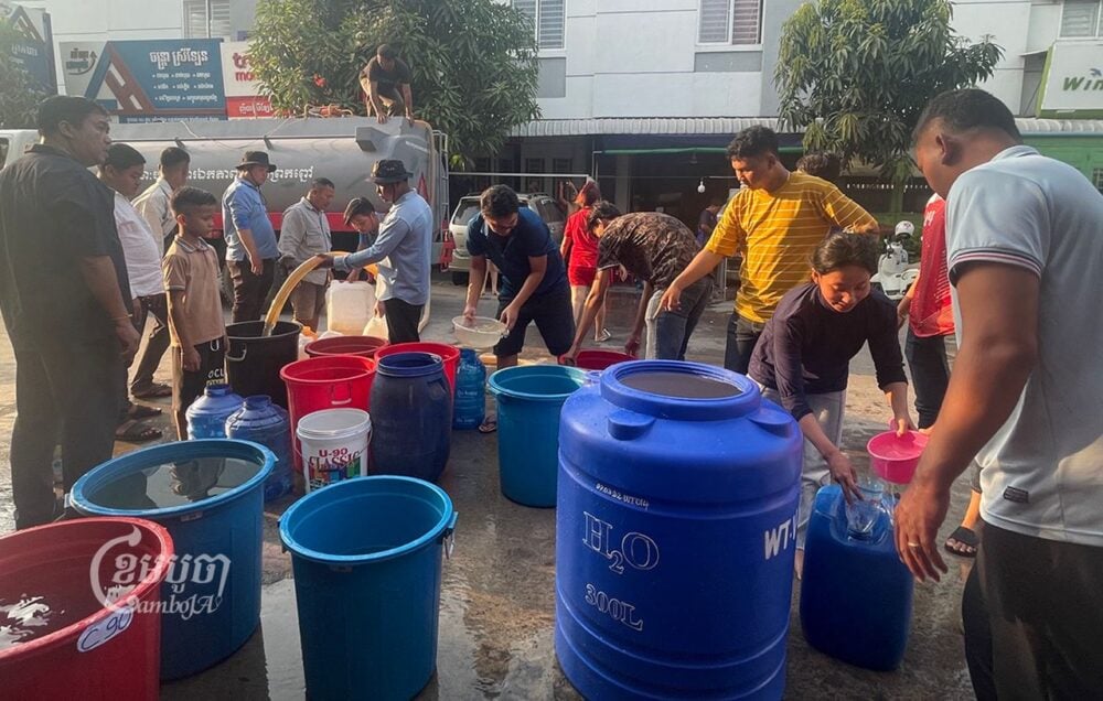 Prek Pnov and Kork Roka district authorities distribute water to villagers who have experienced a shortage for several days in Borey Piphup Thmey Chhouk Va 1 in Phlou Pa'em village, Kork Roka commune, Prek Pnov district, Phnom Penh, on March 26, 2023. (CamboJA/ Khy Sovuthy)