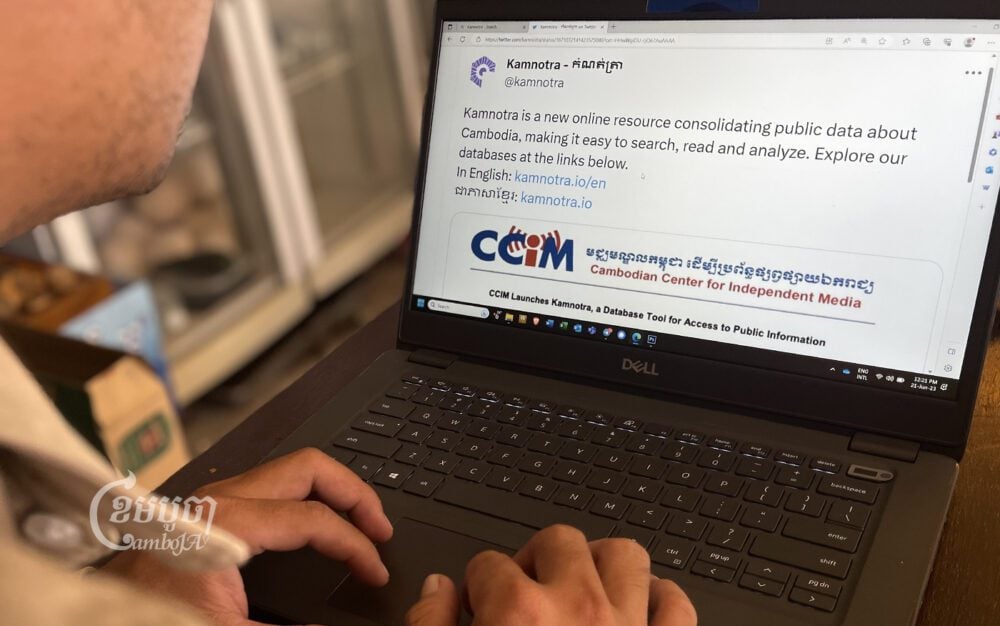 A man views the Kamnotra website on his computer in a Phnom Penh coffee shop on June 21, 2023. (CamboJA/Pring Samrang)
