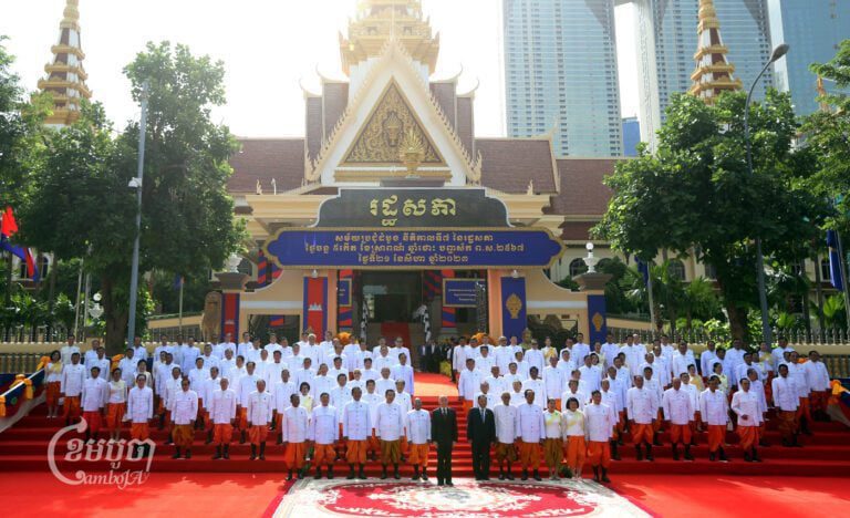 King Norodom Sihamoni and incoming lawmakers pose in front of the National Assembly during the first session on August 21, 2023. (CamboJA/Pring Samrang)