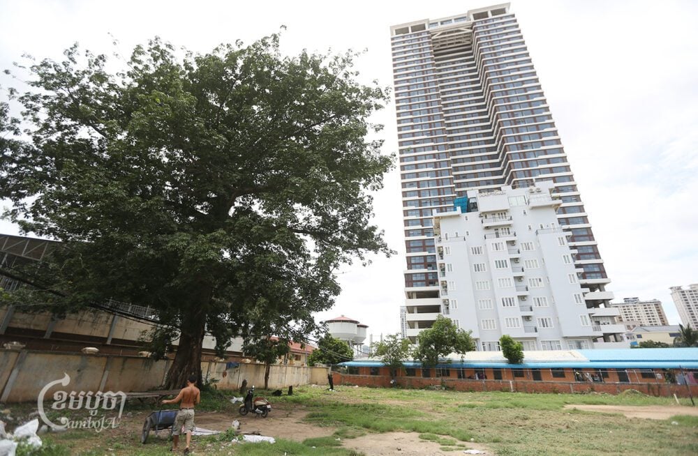 A man works near a DBLY Tower in Phnom Penh on September 15, 2023. (CamboJA/ Pring Samrang)