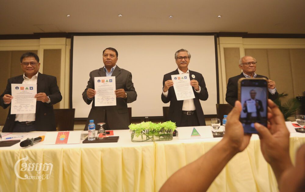 Candlelight Party leader with minority party leaders announce the party alliance in Phnom Penh on October 11, 2023. (CamboJA/Pring Samrang)