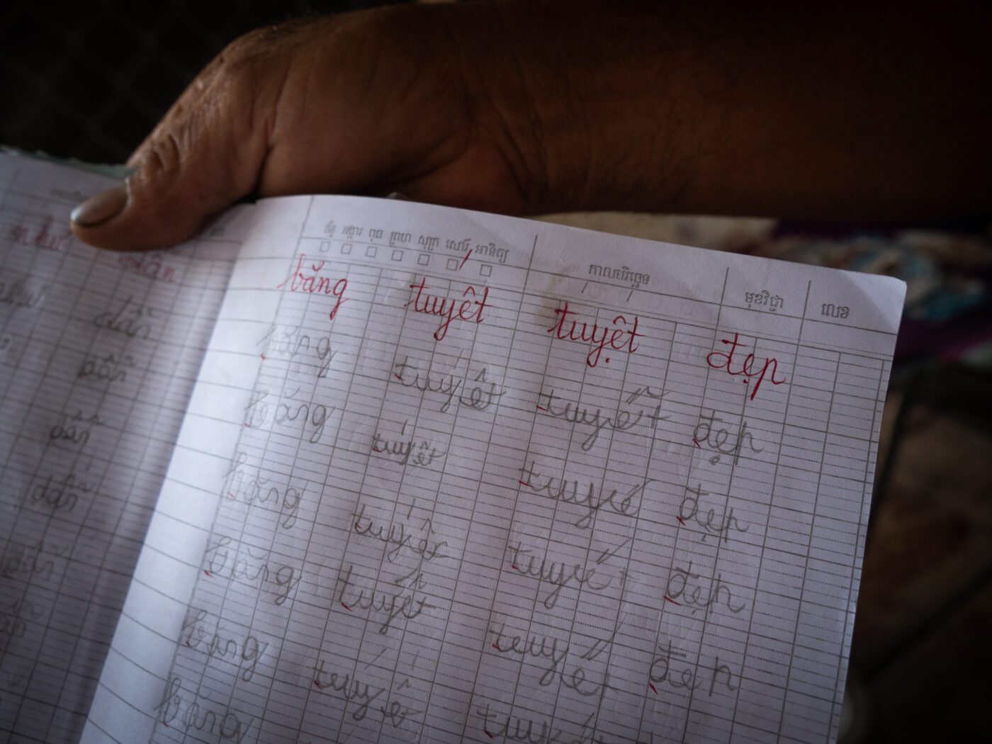 Barred from attending public schools, ethnic Vietnamese children sometimes receive private tutoring in Vietnamese. (CamboJA/Jack Brook)