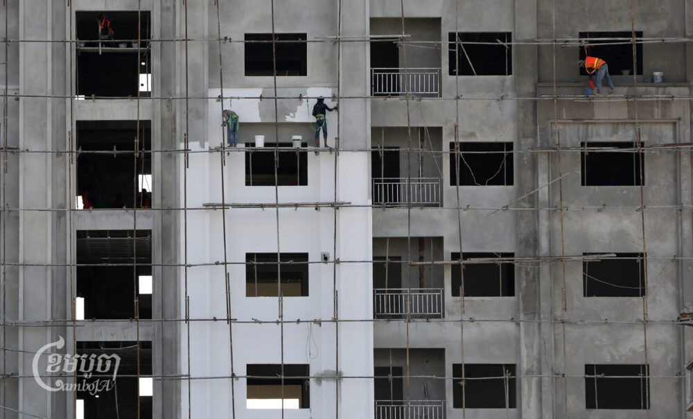 Laborers work at a construction site in Phnom Penh on November 2, 2023. CamboJA/ Pring Samrang