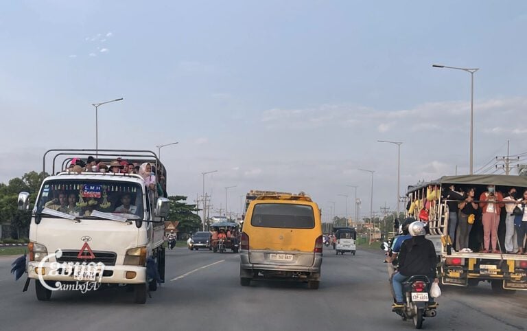 Garment workers traveling to work on trucks in the outskirts of Phnom Penh. Photo taken on September 22, 2022. (CamboJA / Pring Samrang)