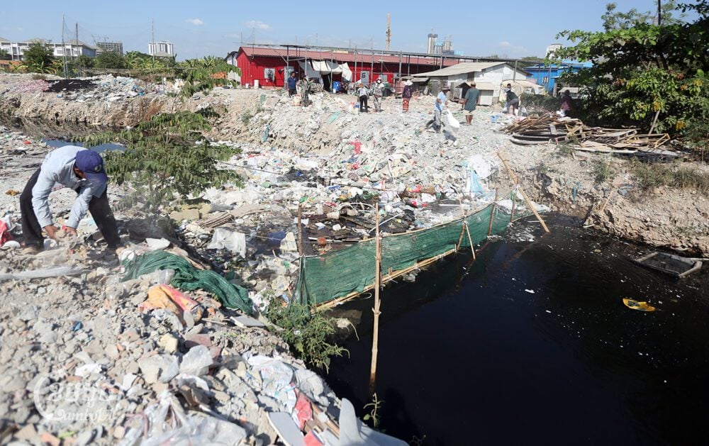 Villagers taking fragments of rocks and bricks to fill the canal after the trucks they hired to fill a temporary sewage canal were blocked by the Meanchey authority, January 24, 2024. (CamboJA/Pring Samrang)