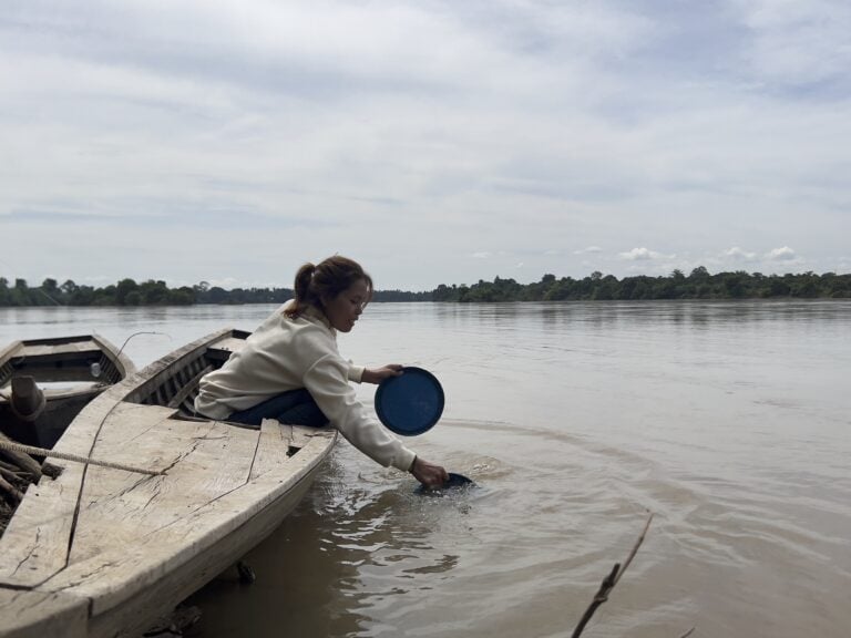 Veng Many fetches water from the Sesan River behind her house in Tiem Leu village of Ratanakiri province on October 29, 2023. (Try Thaney)