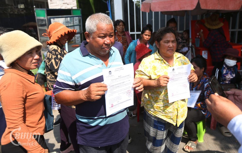 Kong Toeur, a vegetable stall owner, and her husband Kim Yorn arrived at Phnom Penh Municipal Court for questioning on February 14, 2024. (CamboJA/Pring Samrang)
