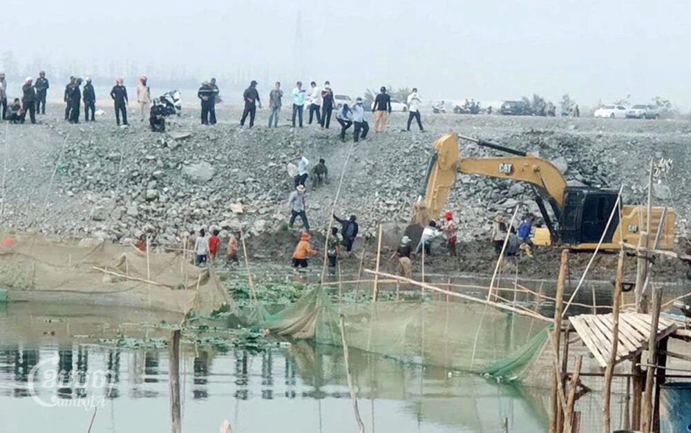 Villagers try to stop Prek Pnov district authorities from building a flood mitigation canal, which would affect their homes, stalls and fishing area, February 27, 2024. (CamboJA/ Phon Sothyroth)