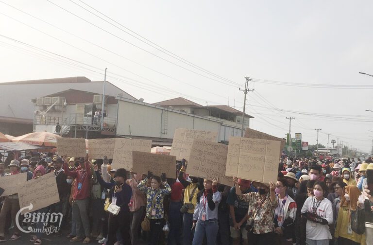 Garment workers march to the Ministry of Labor to submit a petition on March 9, 2024.(CamboJA / Phon Sothyroth)