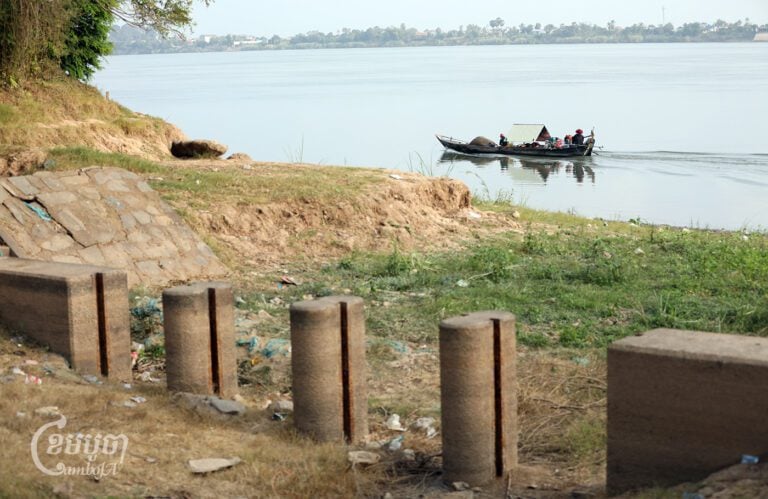 Fishers catch fish along the Mekong River near the Prek Takeo stream that will be affected by the Funan Techo Canal project, in Kien Svay district, Kandal province on March 1, 2024. (CamboJA/Pring Samrang)