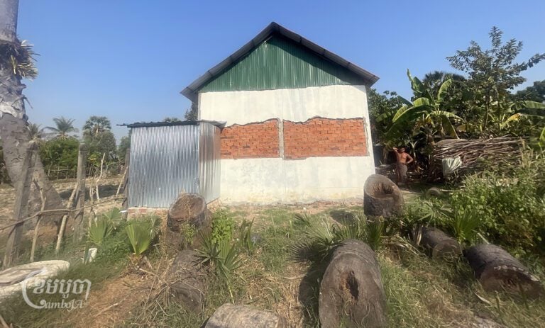 A resident restored and then tried to cover an addition to her home that was removed by Apasara Authority’’s conservation patrollers in Prasat Bakong district’s Ampil commune in Siem Reap province on February 12, 2024. (CamboJA/Khuon Narim)