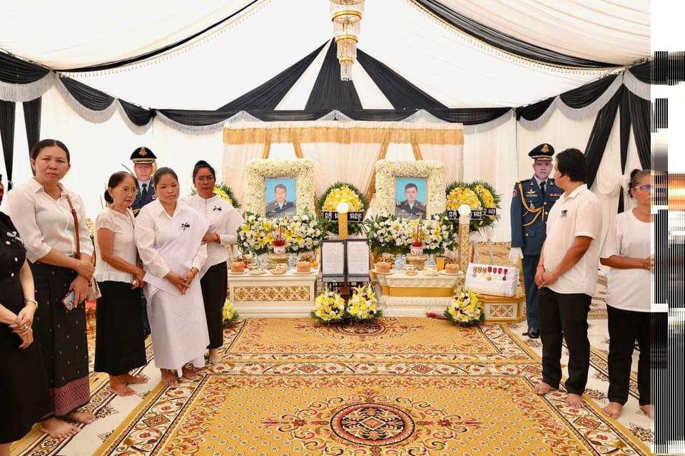 The late pilots’ families hold a funeral ceremony at the Air Force Headquarters in Phnom Penh following their cremation near the site of air crash, a photo post on Public Order Department’s Facebook)