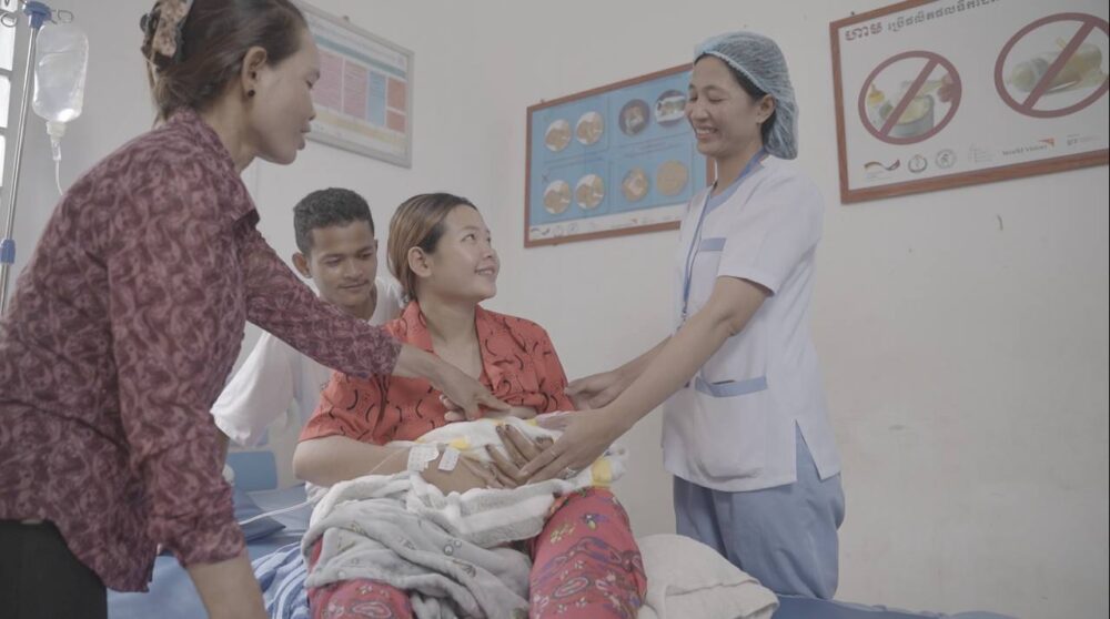 New mother Dorn Sidav, 18, receives guidance on breastfeeding from a midwife at Char Chhouk Health Center, Pouk District, Siem Reap Province. Midwives provide essential support on proper latch, positioning, and managing common challenges, ensuring a nurturing bond between mother and baby. (World Vision)