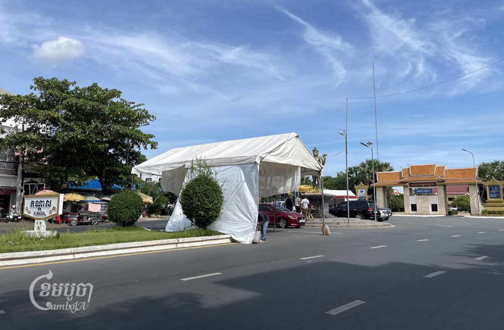Authorities set up a tent to ensure security in front of Kandal provincial hall on August 16, 2024. (CamboJA/Pring Samrang)