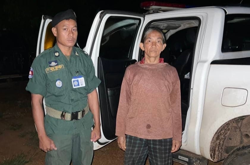 Kampong Cham provincial police arrest Hou Run Eng in her home, a photo posted on Hun Sen’s Facebook.