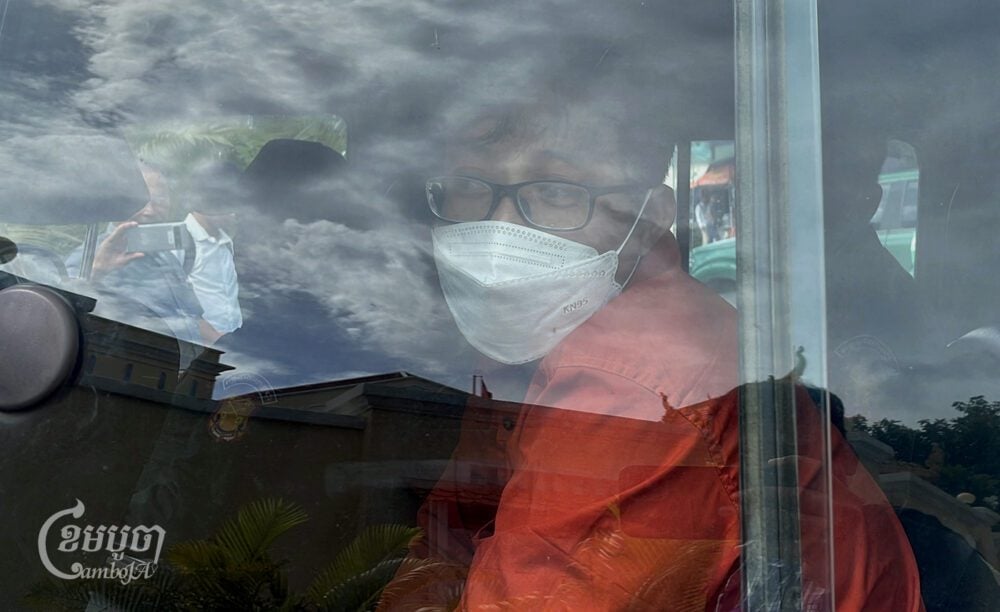 Mech Dara, a journalist, arrives at Phnom Penh Municipal Court for further questioning on October 23, 2024. (CamboJA/Pring Samrang)