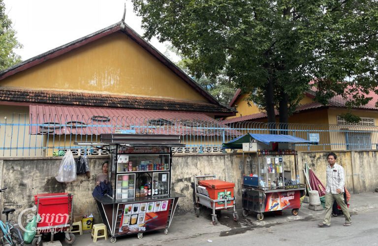 Soft drinks and food stalls are set up along the fence and entrance of a primary school in Phnom Penh on December 12, 2024. (CamboJA/Pring Samrang)