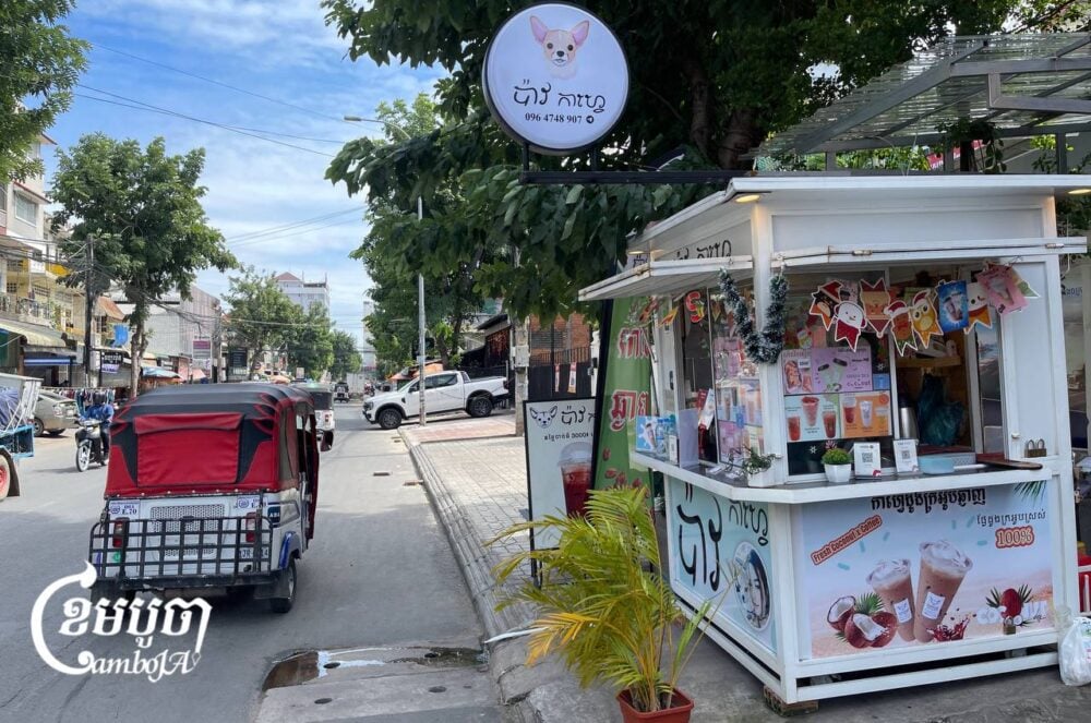 Street coffee stalls are a common sight in Phnom Penh on December 16, 2024. (CamboJA/ Pring Samrang)