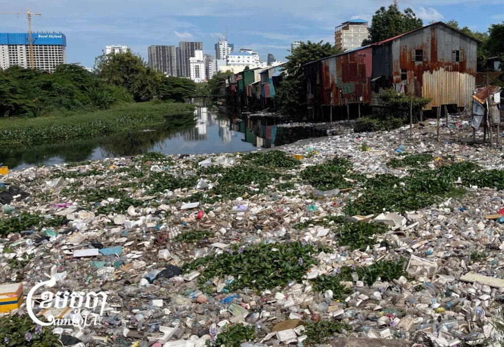 The households along the Boeung Trabek canal suffer the effects of uncollected garbage in and around the bank, Phnom Penh on December 27, 2024. (CamboJA/ Pring Samrang)