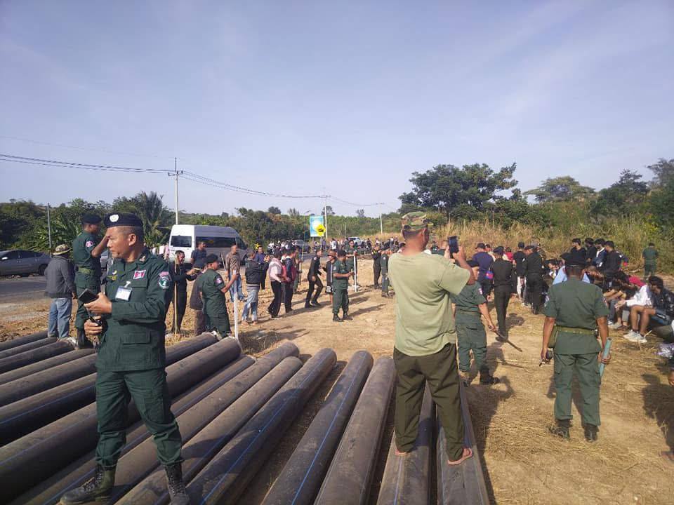 Oddar Meanchey police inspect nearly 60 foreigners who fled O’s Smach Resort on January 5, 2025. (Photo courtesy of Meatophoum News/Facebook)