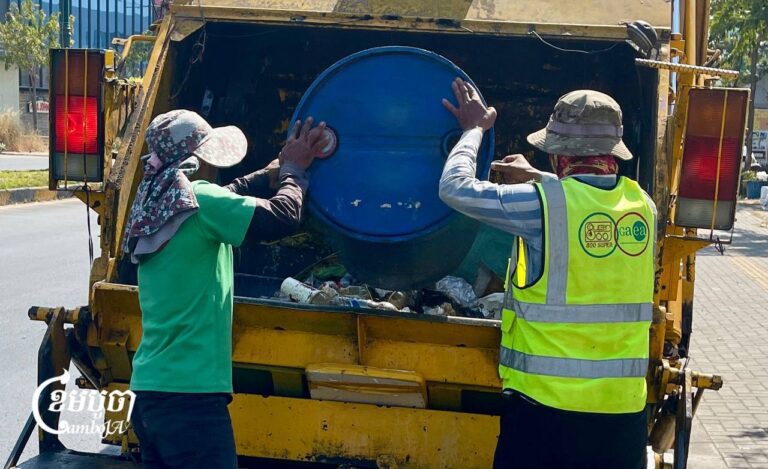 Garbage workers collect garbage along National Road 6A in Phnom Penh’s Chroy Changvar district on January 20, 2025. (CamboJA/Pring Samrang)
