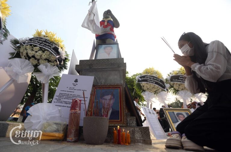 A woman pays her respects at a ceremony in Phnom Penh on Jan. 22, 2025, marking the 21st anniversary of the death of Chea Vichea, former president of the Free Trade Union of Workers of Cambodia. (CamboJA/Pring Samrang)