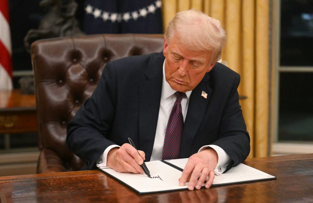 US President Donald Trump signs an executive order in the Oval Office of the WHite House in Washington, DC, on January 20, 2025. (Photo by Jim WATSON / POOL / AFP)