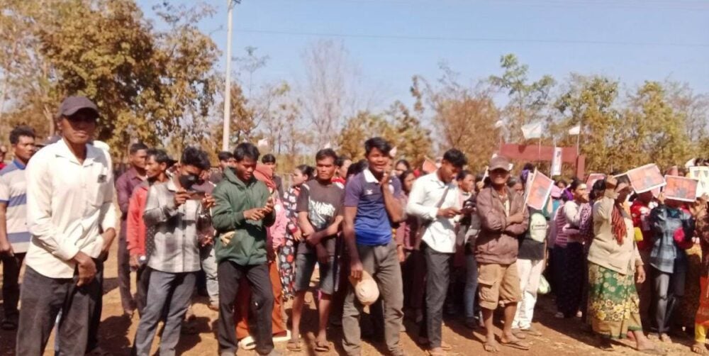 Residents of Dang Phlet and Narong villages, Chhep district, Preah Vihear province, gathered at Chhep II commune to meet with local government representatives to resolve land disputes they say have led to violence. Photo provided on Jan. 29, 2025.