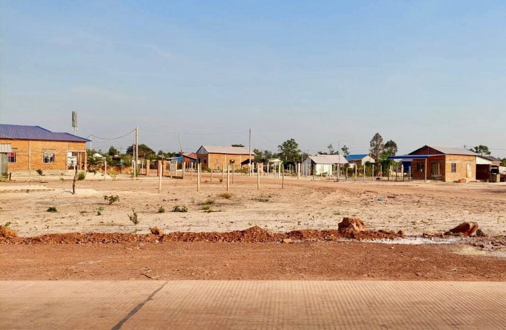 Run Ta Ek, with little greenery or shade, pictured during the construction process. Despite roads and electricity being mostly completed, the area remains exposed to the elements. Photo taken on Jan. 28, 2024. (Ses Aronsakada)