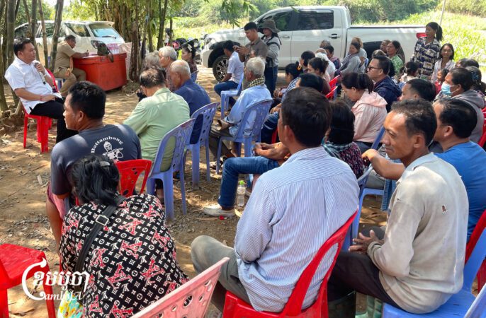 Koh Meas community people meet with government representatives to raise their concern of losing their farmland and to request for land title, March 14, 2025. (CamboJA/Pring Samrang)