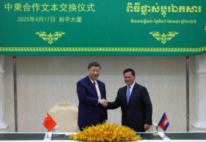 Cambodian Prime Minister Hun Manet shakes hands with Chinese President Xi Jinping during the signing of 37 agreements at the Peace Palace in Phnom Penh, April 17, 2025. (AKP)