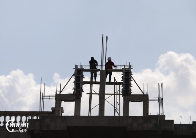 Construction workers at a site in Phnom Penh. Union representatives urge the government to intervene to set a minimum wage for construction workers ahead of Labor Day on May 1. Photo taken on April 28, 2025. (CamboJA/Pring Samrang)