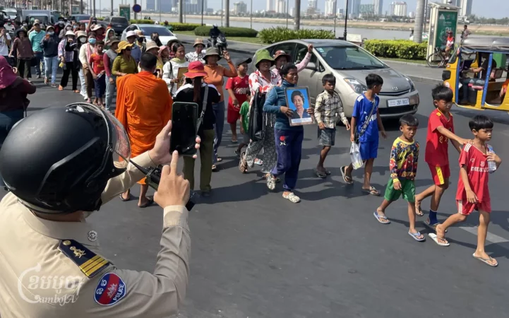 Boeung Tamok community residents and their children march to the Royal Palace to petition the king for help resolving a land dispute on March 18, 2024. (CamboJA/Pring Samrang)