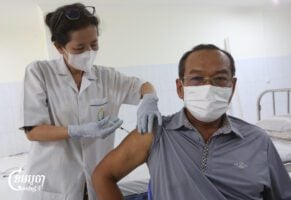 A man receives Covid-19 vaccine at a health center in Phnom Penh after the Ministry of Health calls people to vaccinate following reports of new cases. Photo taken on May 19, 2025. (CamboJA/ Pring Samrang)