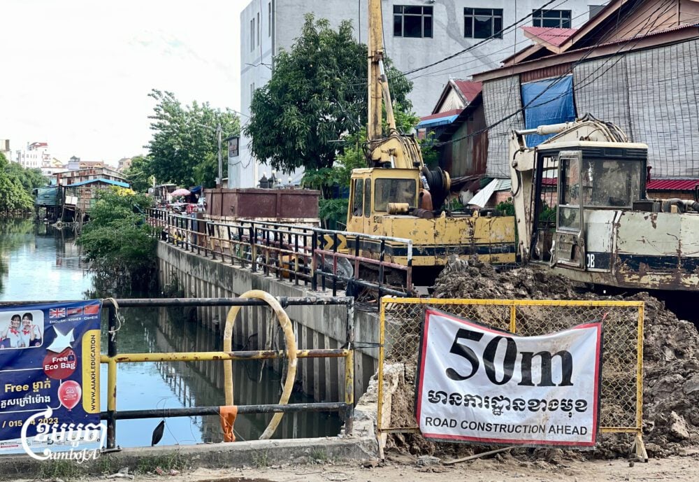 Workers begin to expand Boeung Trabek canal which will impact more than 100 families at Samaki Rong Roeurng community in Chamkar Mon district, Phnom Penh. Photo taken on May 26, 2025. (CamboJA/Pring Samrang)
