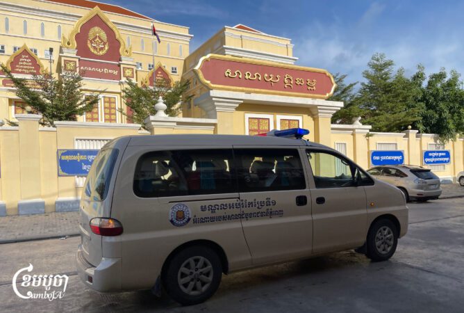 Police van transports Morm Rithy and other prisoners to the Court of Appeal of Phnom Penh for hearing on May 27, 2025 (CamboJA/Pring Samrang)