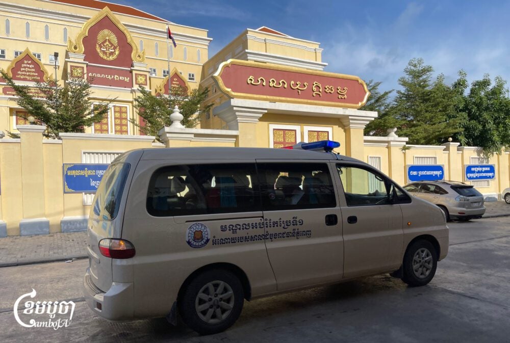 Police van transports Morm Rithy and other prisoners to the Court of Appeal of Phnom Penh for hearing on May 27, 2025 (CamboJA/Pring Samrang)