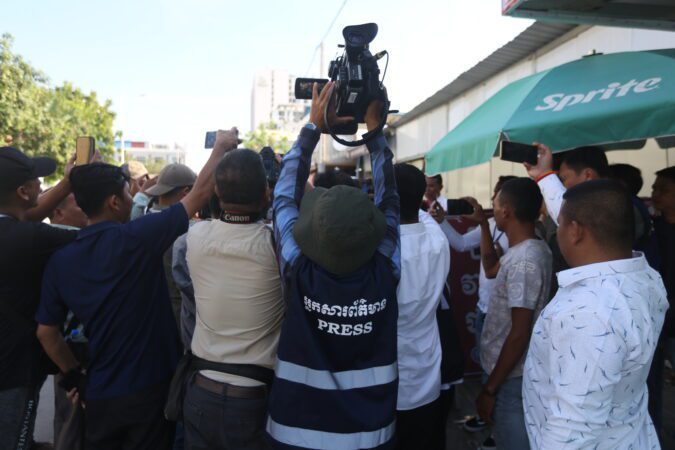 Journalists interview a source in Phnom Penh on April 23, 2025. (CamboJA/Pring Samrang)
