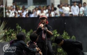 A scene depicting the “torture and death” of Cambodians during the Khmer Rouge regime was reenacted to commemorate the annual Day of Remembrance held at Choeung Ek Killing Fields on the outskirts of Phnom Penh, May 20, 2025. (CamboJA/ Pring Samrang)