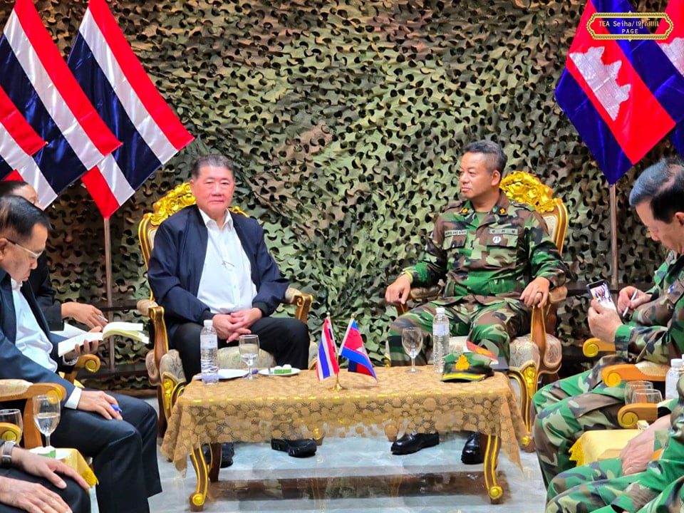 National Defense Minister Tea Seiha and Thai Defense minister Phumtham Wechayachai meet at Sa Kaeo province of Thailand to discuss the conflict situation on June 5, 2025 (A photo posted on Tea Seiha’s Facebook)