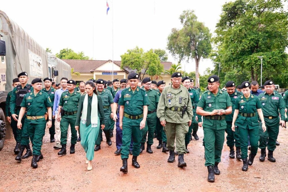 Interior Minister Sar Sokha and ministry officials visit armed forces stationed along the border. (Sar Sokha’s Facebook)