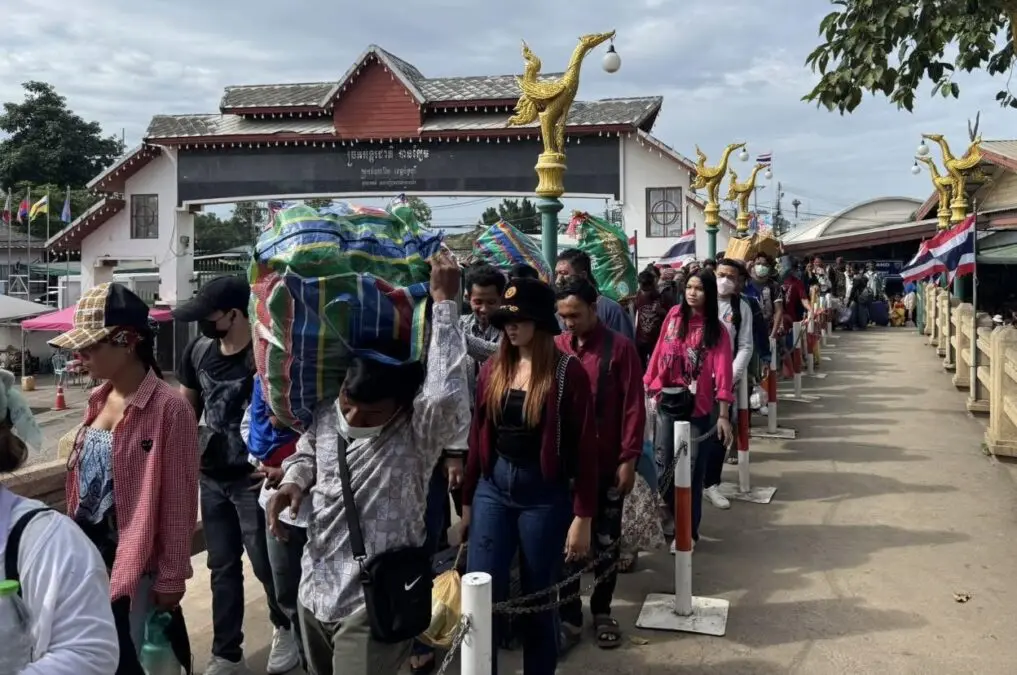 Migrant workers leave Daung International Checkpoint in Battambang province after the Thai military opened the gate in late June 2025, allowing them to return to Cambodia. (Daung Border Checkpoint’s Facebook.)